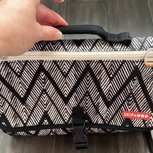 Skip hop diaper changing mat - Picture 3 of 15